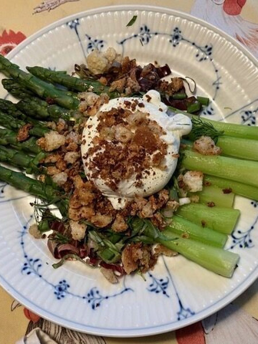 ASPARAGUS WITH POACHED EGG AND BREADCRUMBS