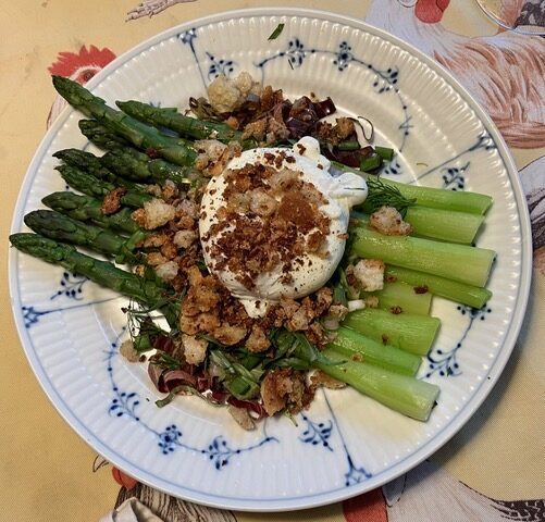 ASPARAGUS WITH POACHED EGG AND BREADCRUMBS